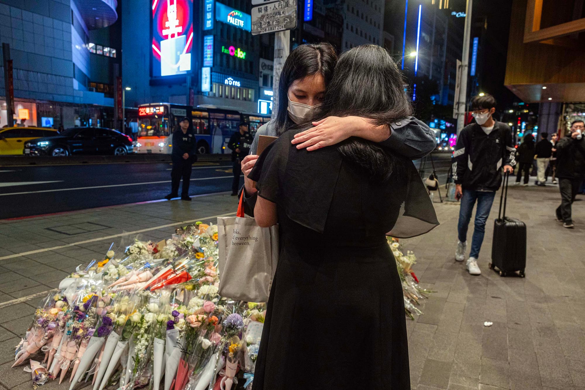 北市随机袭击事件后:恐慌与悼念中的台湾|Whatsnew