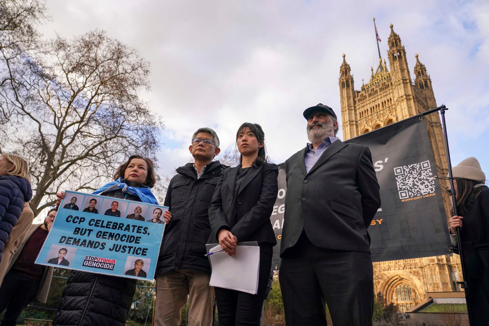 2026年1月20日，英國倫敦威斯敏斯特，人們舉著橫幅抗議擬建中國新大使館。攝：Alberto Pezzali/AP/達志影像