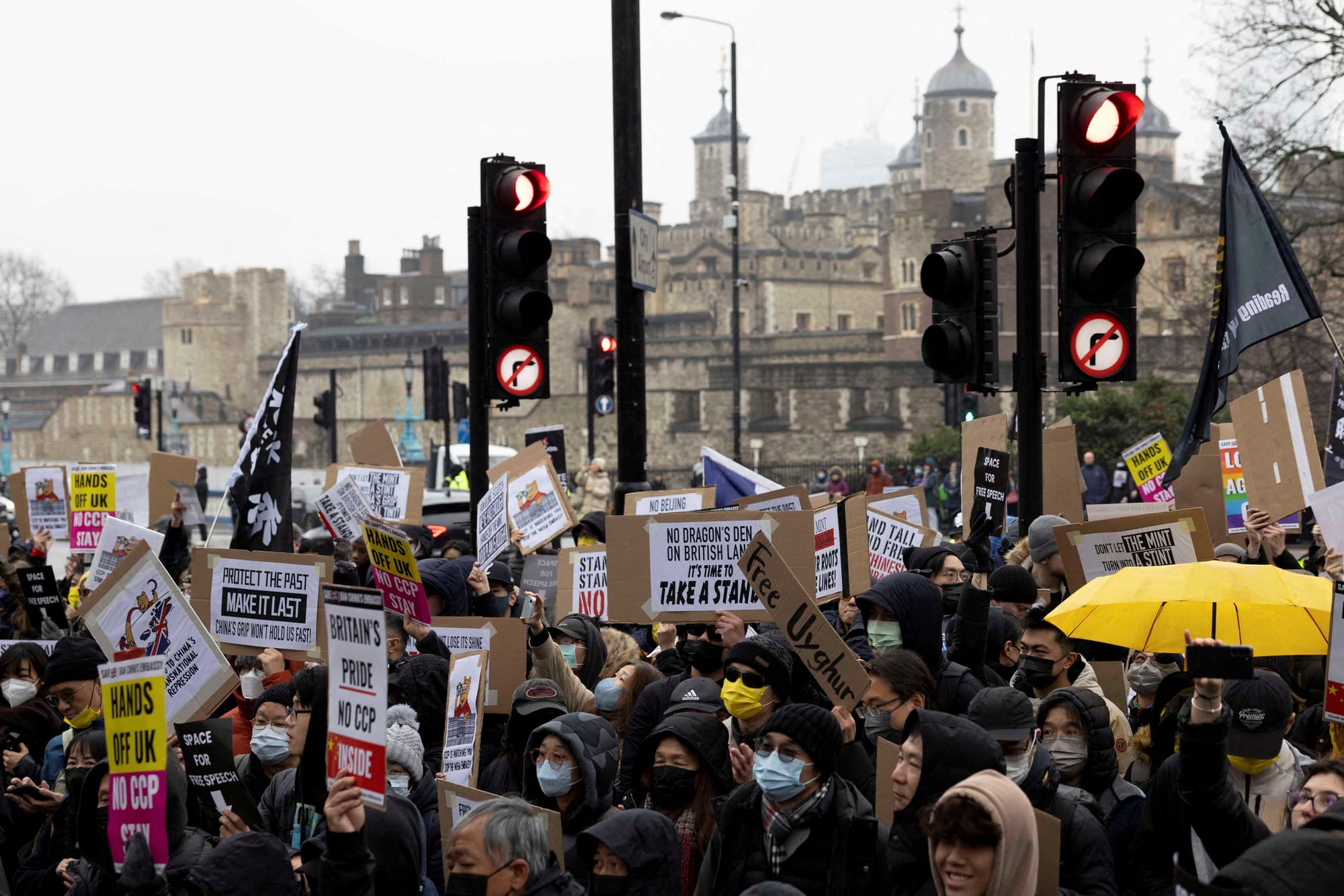 2025年2月8日，英國倫敦皇家鑄幣局外，來自不同團體的示威者抗議反對擬建中國新大使館。攝：Carlos Jasso/Reuters/達志影像