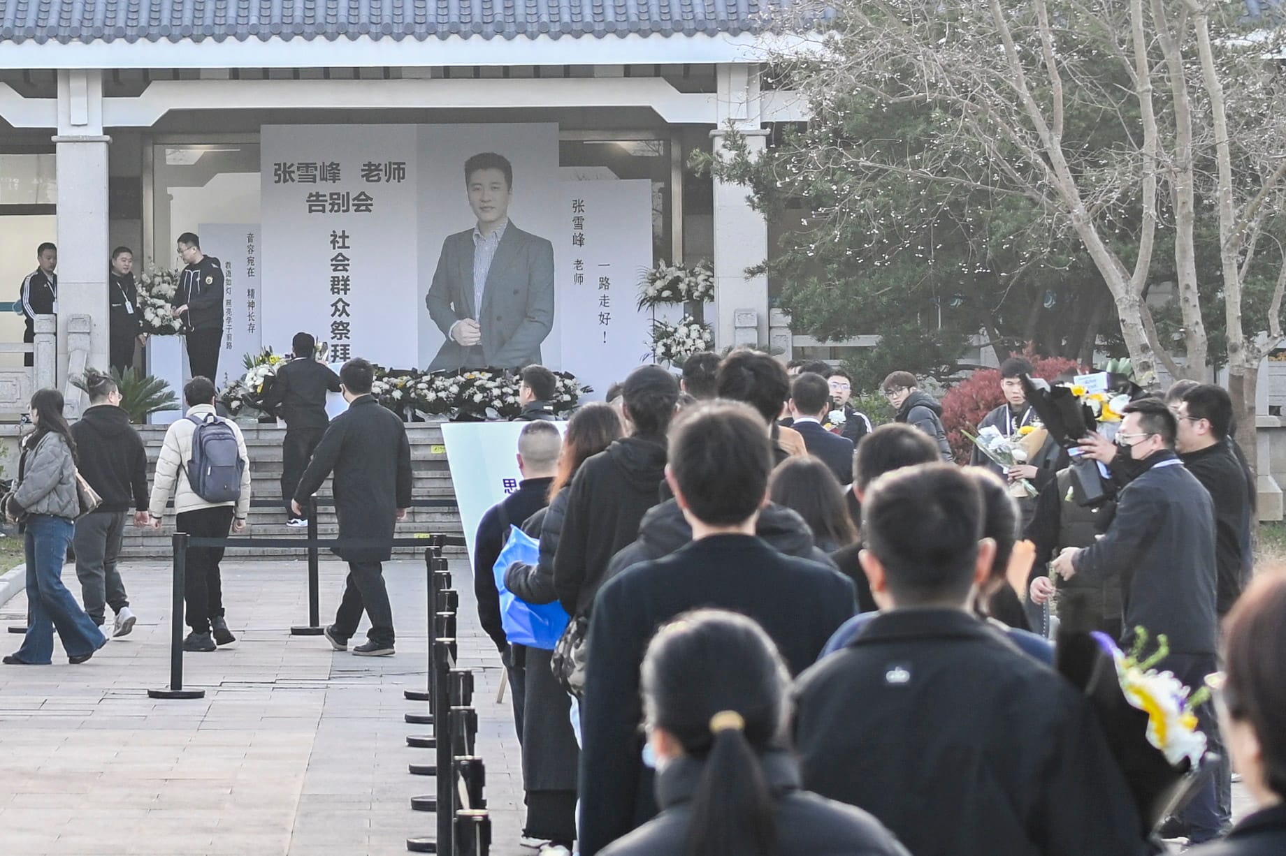 中國網紅「高考志願填報師」張雪峰去世，阿拉丁神燈熄滅了