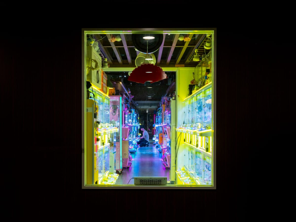 香港夾公仔熱潮：在燈箱中尋找片刻快樂