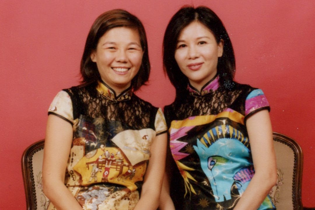 左:妹妹王惠芬;右:姐姐王惠敏(「家庭照相館」的影樓照)