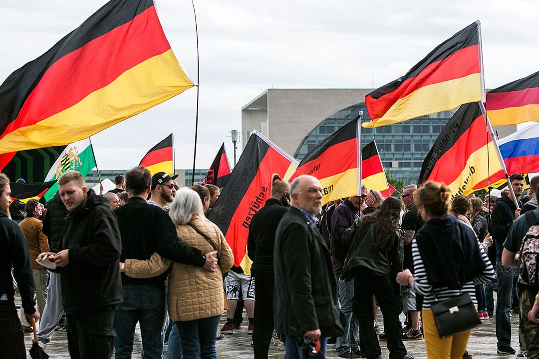 2015年5月9日，德國柏林，新納粹政黨「德國國家民主黨」在紀念二戰七十周年當天於德國國會大廈附近集會。支持者帶同德國旗參與集會。攝：Carsten Koall/GETTY