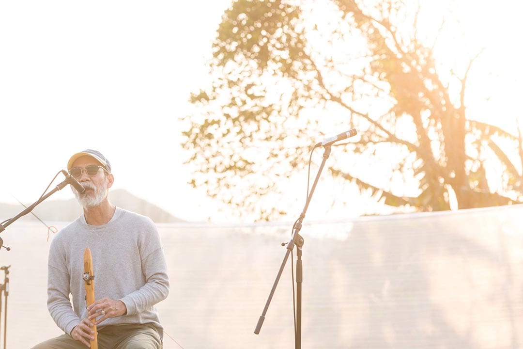 音樂人 Nelson Hiu 在空城藝術節的開幕活動──《香村》唱片發佈會上表演。圖片由空城計劃提供。
