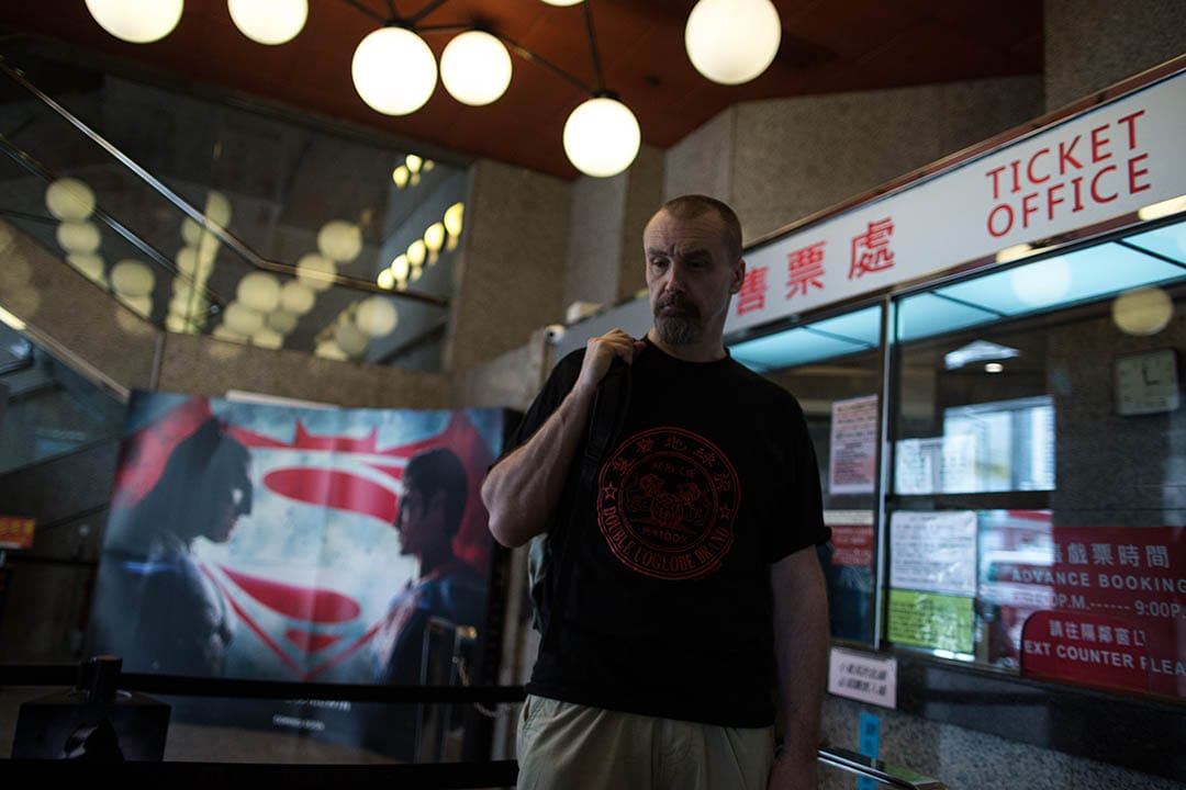 Sean Tierney 在自己最愛去的豪華戲院。攝:盧翊銘/端傳媒