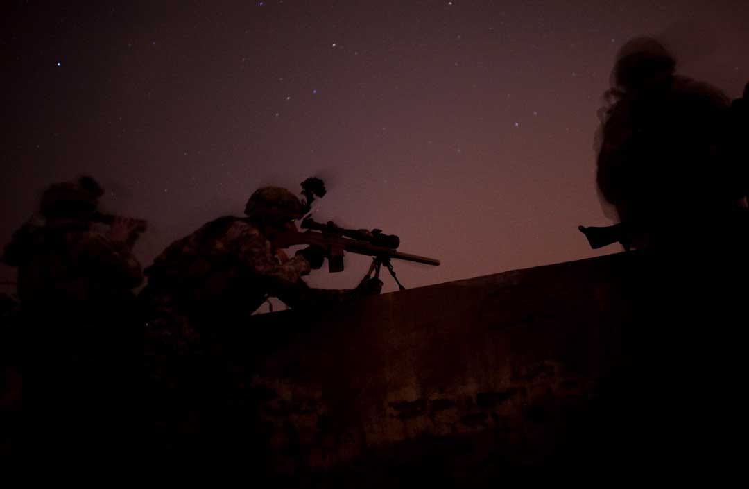 2008年5月14日，伊拉克巴格達，美軍士兵正在進行一個通宵空襲任務。攝：Chris Hondros/Getty