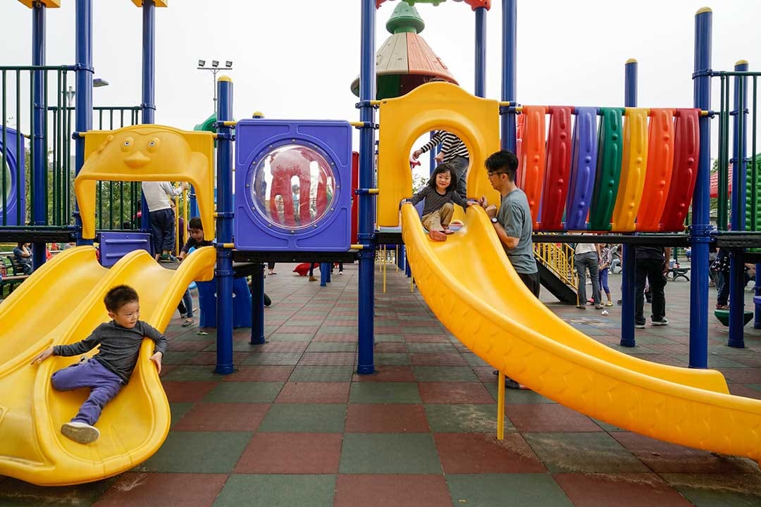 大安森林公园游戏场罐头游具(塑胶组合滑梯)。摄:张国耀/端传媒