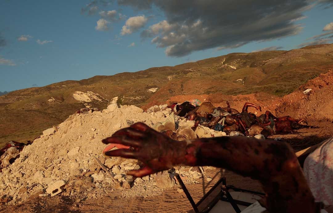 2010年1月16日，海地，地震後被集中處理的屍體。攝：Chris Hondros/Getty