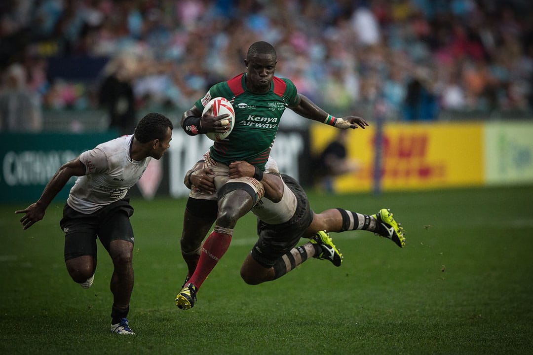 斐濟球員飛身阻止肯亞隊進攻。