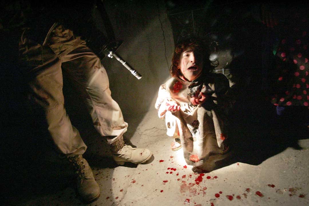 2005年1月18日，伊拉克，美軍錯誤槍殺兩名孩子的父母。攝：Chris Hondros/Getty