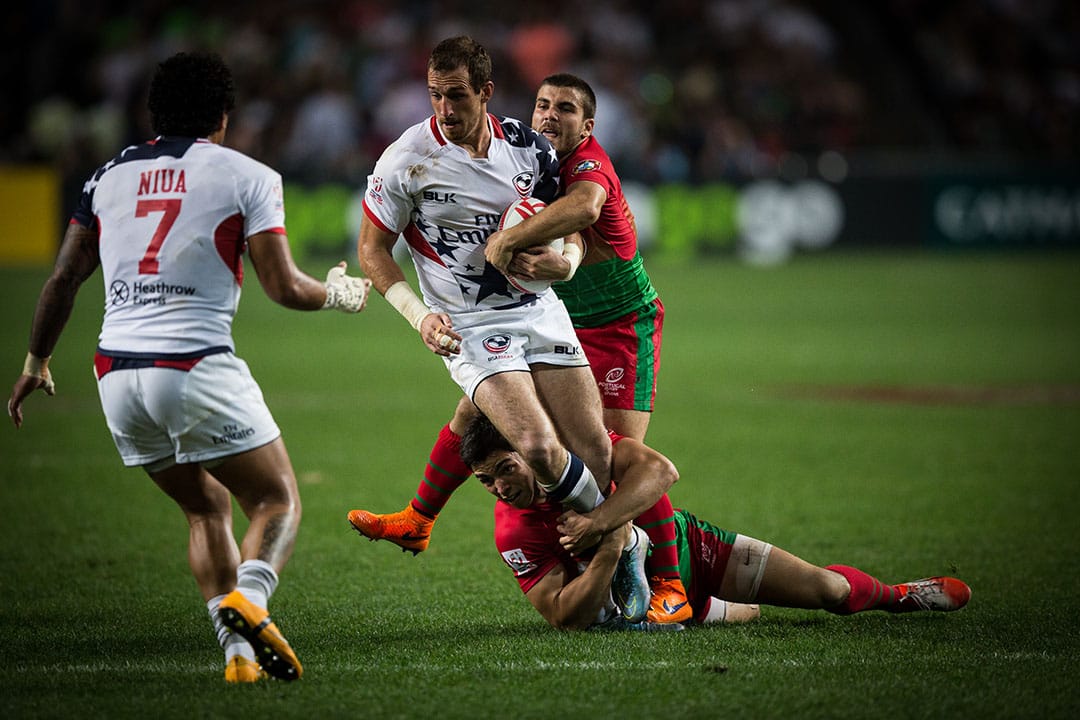 美國隊球員策動攻勢時遭葡萄牙上下夾擊攔截。