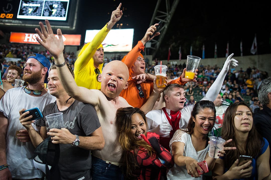 球迷等待支持隊伍繞場時起舞。