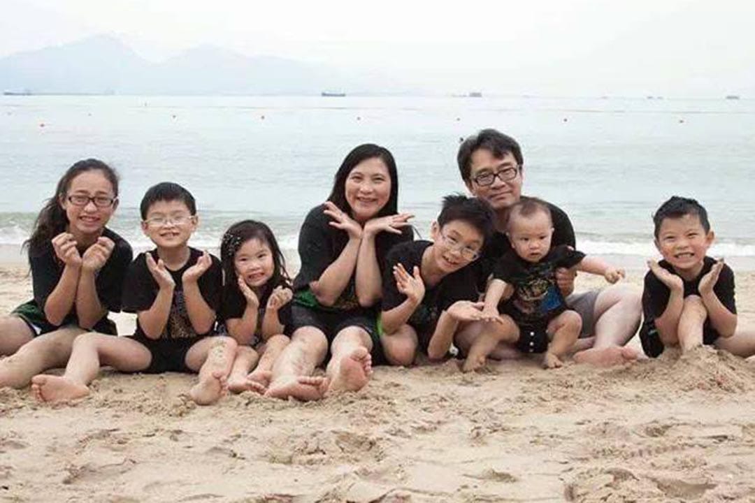 這家人每年都會在同一地點找同一位攝影師朋友影家庭照,這張攝於2014年,一家八口。受訪者提供