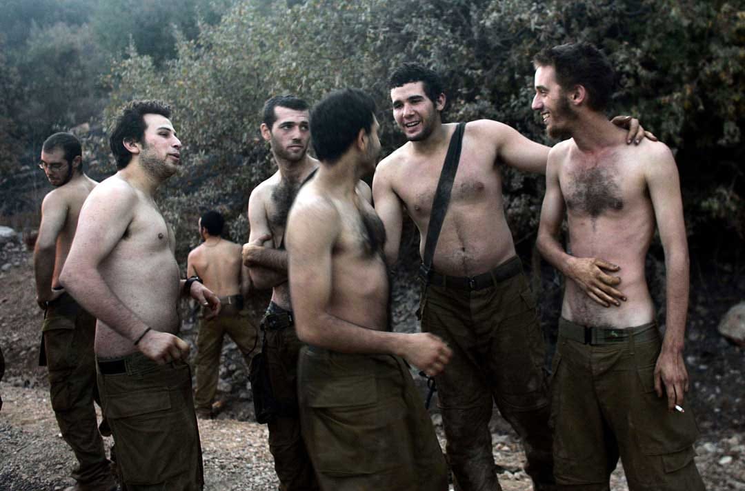 2006年8月17日，以色列黎巴嫩邊界，以色列軍隊士兵 剛從黎巴嫩回到以色列，大家在交談。攝：Chris Hondros/Getty