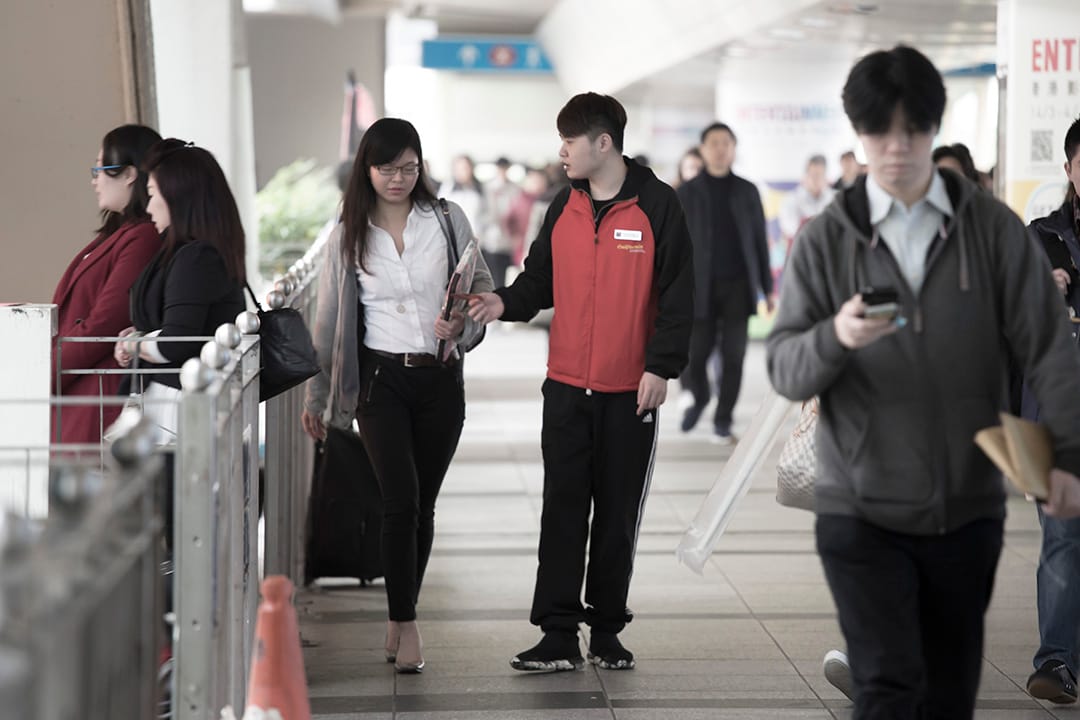 健身中心的推銷員在灣仔向市民招徠。攝:羅國輝/端傳媒