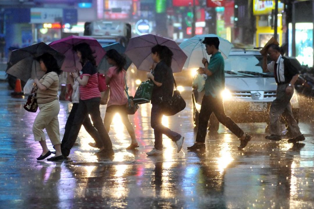 我們既不瞭解疾病、也不瞭解法律。無知讓大眾進入一場集體狂歡,每一次的重大事件後,我們再度搬演這幾組關鍵字,再一次把精神障礙綁上祭壇,鑼鼓喧天。攝:Mandy CHENG / AFP