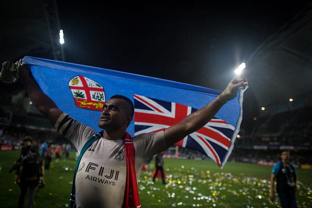 斐濟成功衛冕銀盃賽冠軍,球員在領獎後披上國旗。