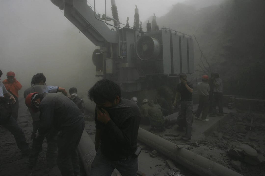 2008年5月17日，生還者和救援人員在躲避餘震引起的山泥傾瀉。