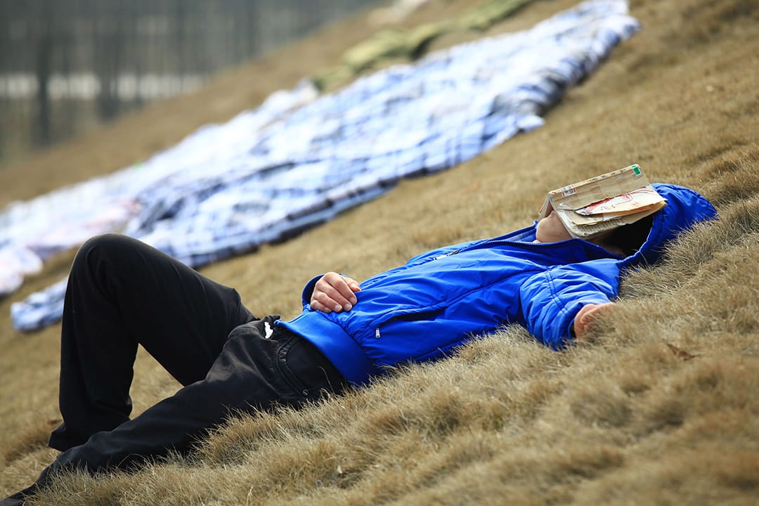 一名学生在大学中阅读后休息。摄:ChinaFotoPress/GETTY