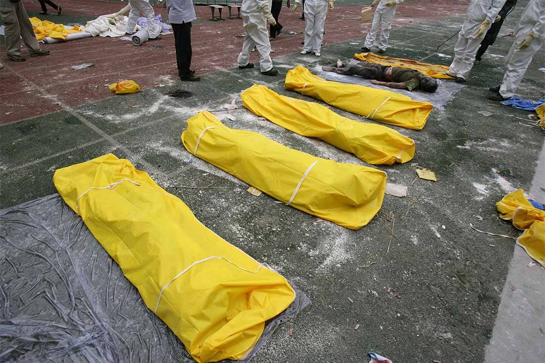 2008年5月17日，救援人員在倒塌的外語學校旁確認死難者身份。