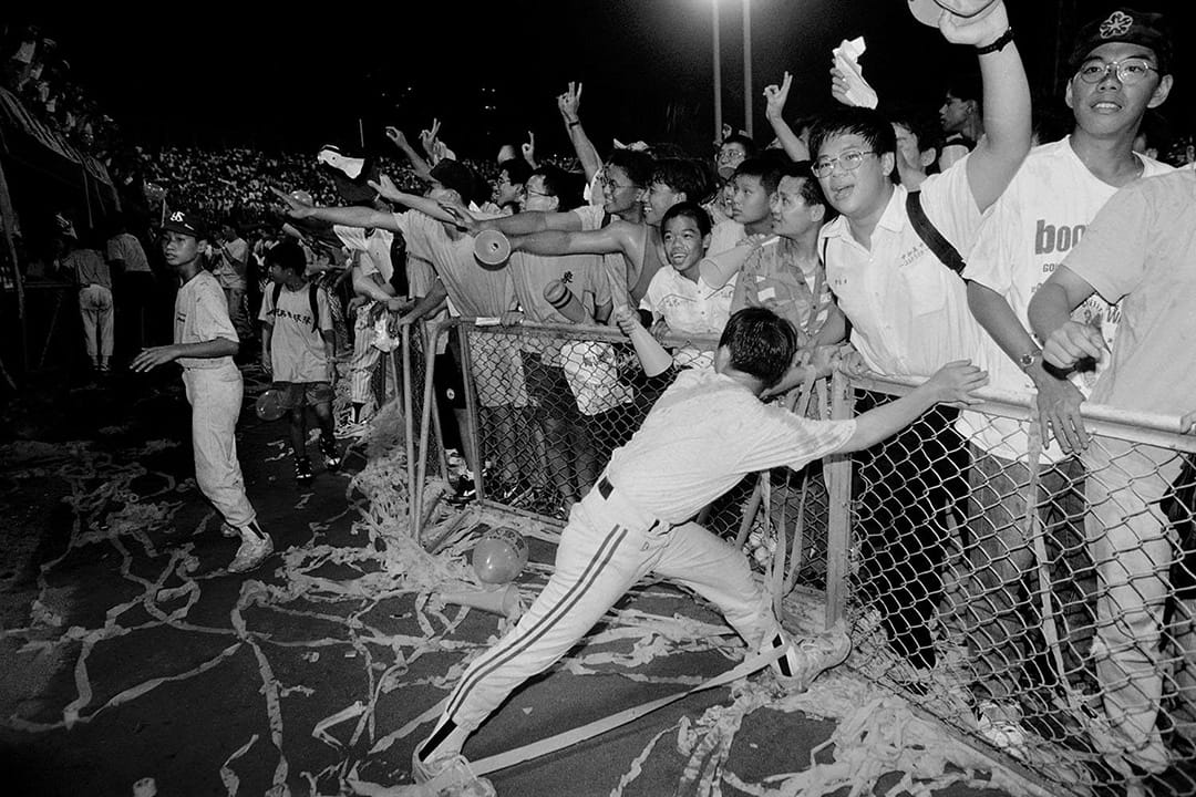 1994 台北棒球場  職棒熱潮的冠軍戰後，熱情的球迷跳進球場內慶祝，棒球場後來拆除了，成了辦演場會為主的台北小巨蛋。