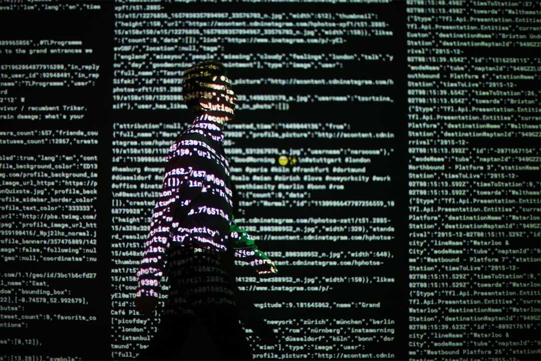 2015年12月2日,倫敦一個關於大數據的展覽中,一名職員在數據資料投映前經過。