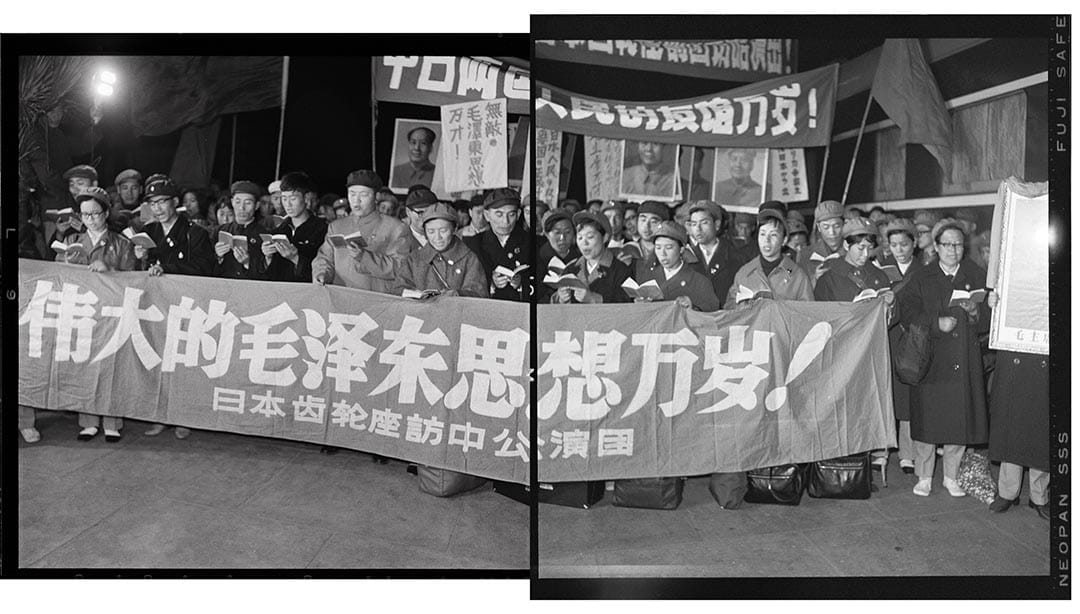 1967年10月7日,黑龍江省哈爾濱火車站,日本齒輪座訪華團下車捧讀毛語錄。