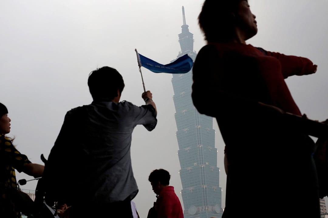 如果能够顺势放手把没有竞争力的企业一扫而空、重新调整样样都要干预的大政府心态、引导产业进入高薪引才、尊重专业的正向循环,说不定还能有助于资产泡沫缓慢消气、内需市场升级转型。