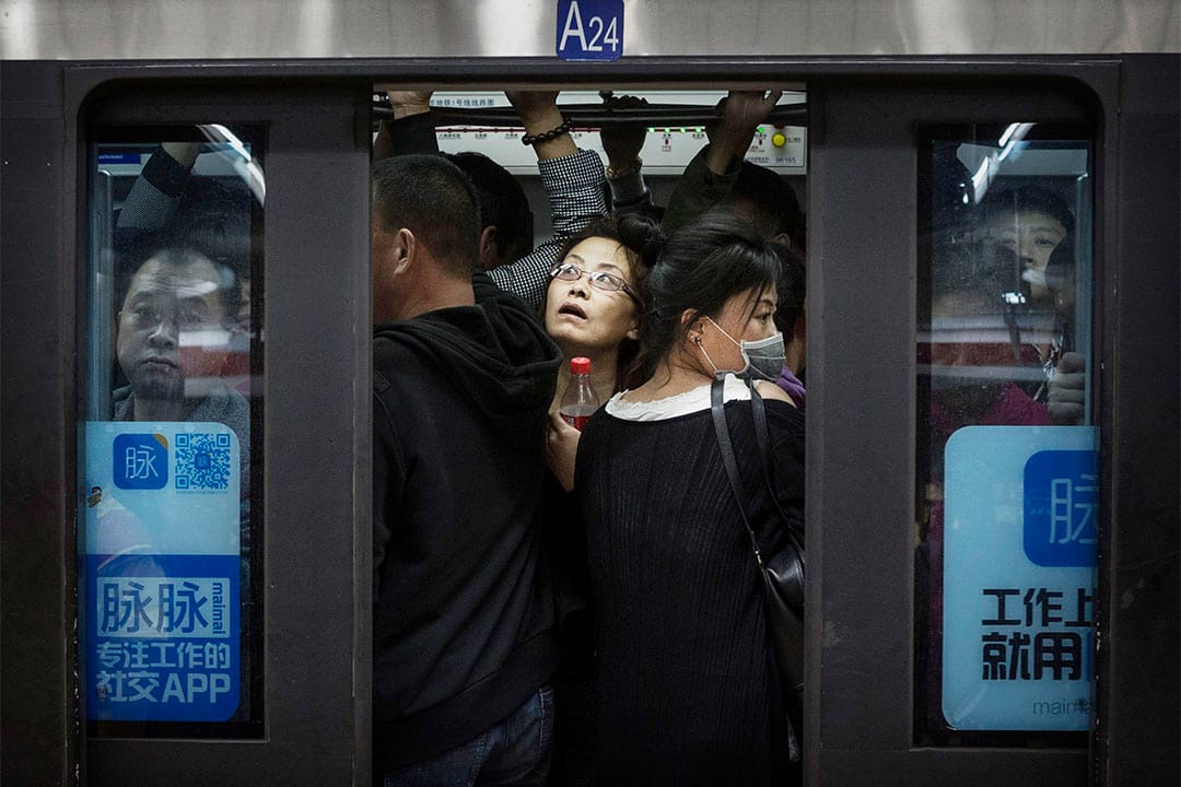 圖為北京上班族在地鐵車廂的擁擠情況。