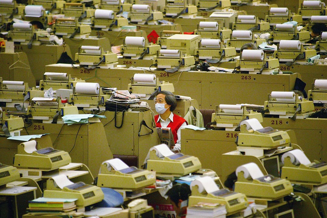 沙士引發全民恐慌， 樓市及股市崩潰，恒指跌至低谷。