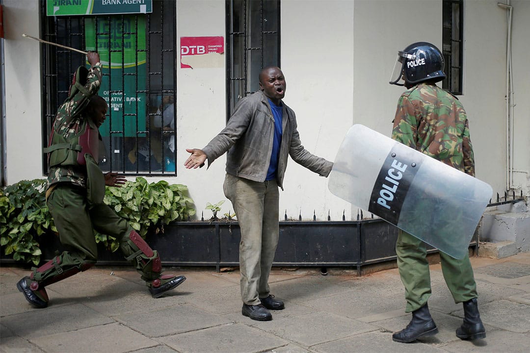 2016年5月16日,肯亞內羅畢,當地警察正驅趕一名示威者。
