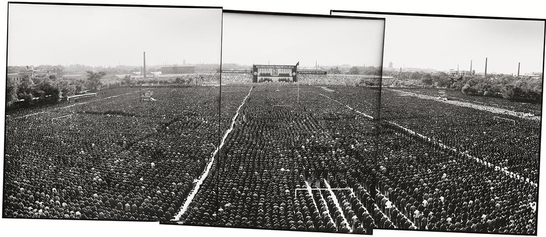 1976年9月18日,哈尔滨人民体育场 ,黑龙江省暨哈尔滨市50万群众悼念毛主席逝世。