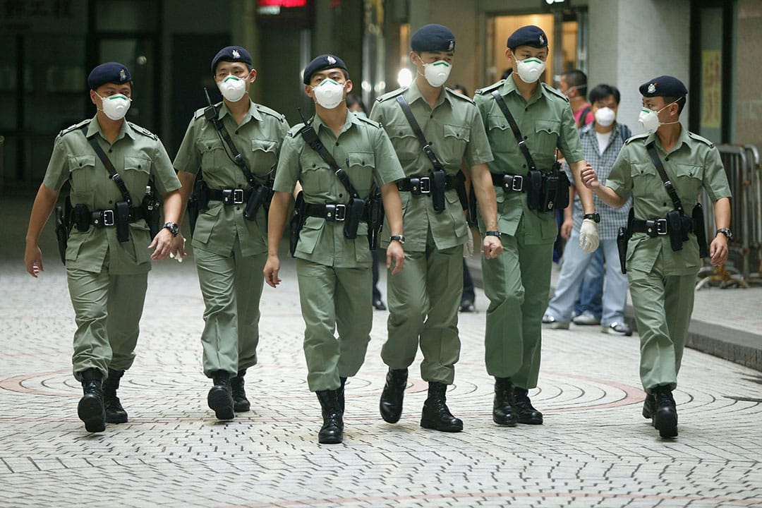 警方在淘大花園Ｅ座執行隔離令，居民被安排搬往西貢及鯉魚門兩所度假村。 