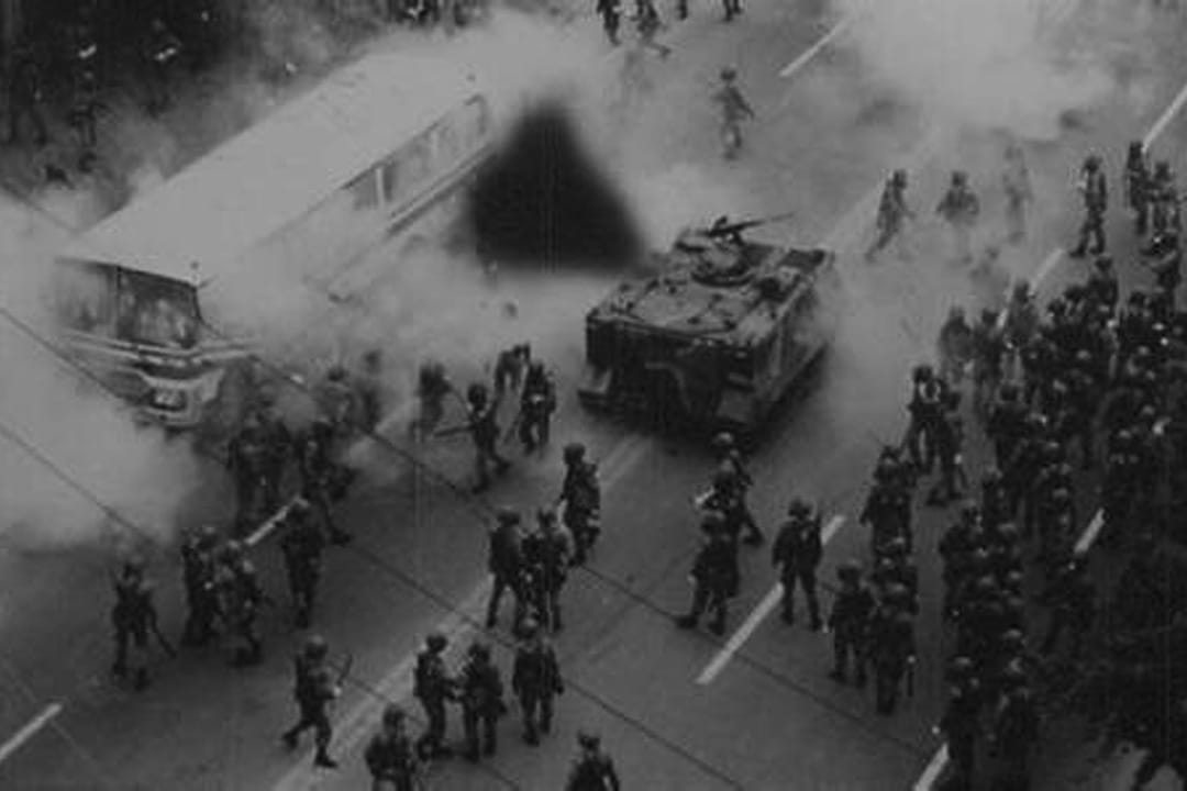 韩国 - 光州事件 - 1980年5月18日至27日 - 发生在韩国南部的光州及全罗南道。由当地市民自发的要求民主运动，当时掌握军权的陆军中将全斗焕下令武力镇压这次运动，最后造成2000名平民和学生的死伤。