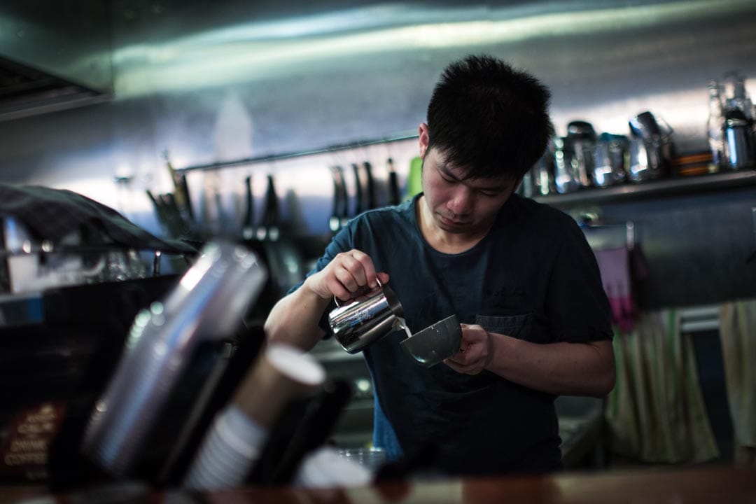 Vincent Hung 身兼老板、咖啡师、烘焙师多职。