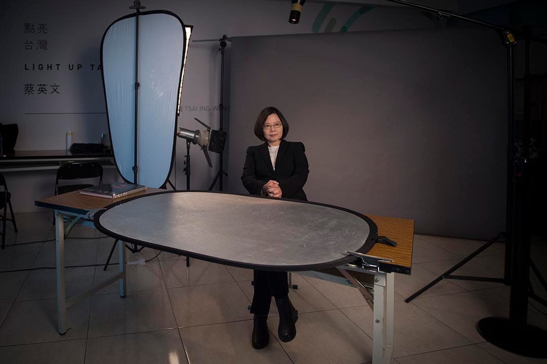 蔡英文在攝影棚內拍攝元首肖像照。