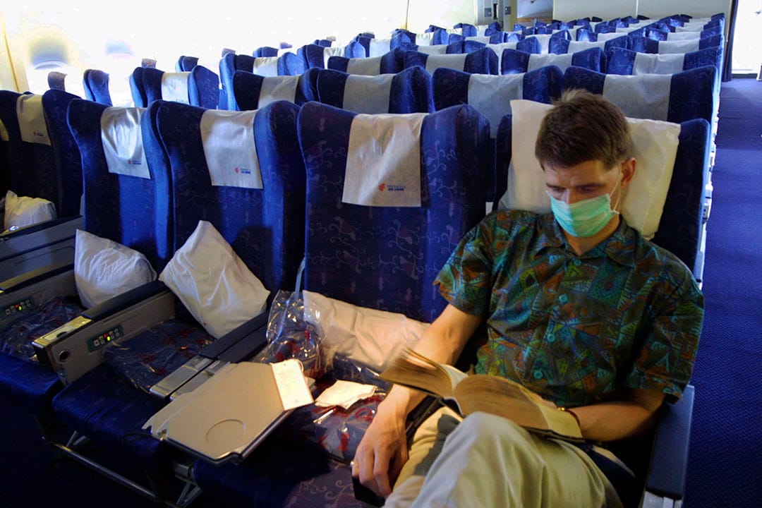 多國對香港實施入境限制，而飛機密閉空間成為高危感染點。