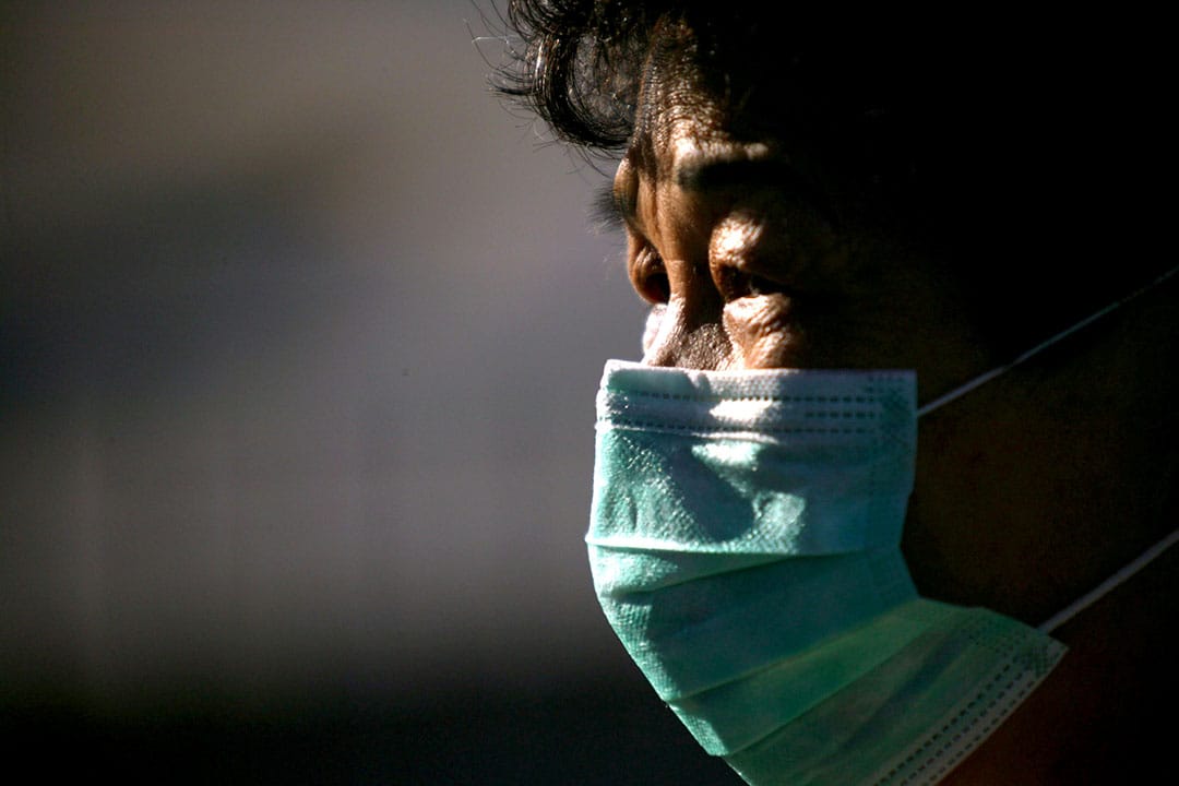 沙士在多間醫院爆發，醫護人員相繼受感染。