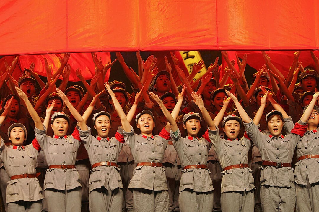 中國北京,青年唱歌紀念紅軍長征勝利。