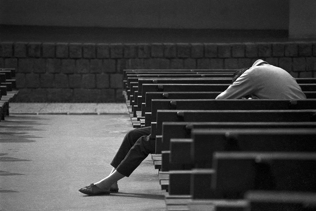  1988 新公園音樂台的長椅上，戀愛中的情侶沉醉在兩人的世界裡．新公園後來為了紀念228事件，見了座紀念碑改名為228公園。