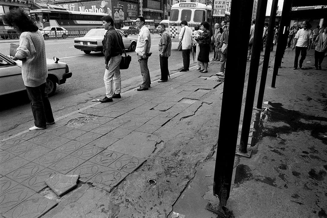 1989  台北車站前  沒有捷運的年代，等公車的市民與破破爛爛的人行道。