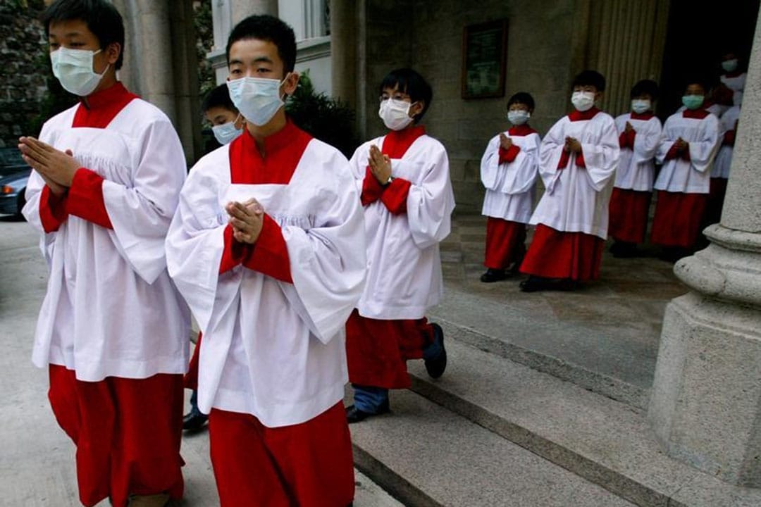 沙士爆發多月，市民開始在口罩下嘗試正常生活，民間舉辨團結活動。