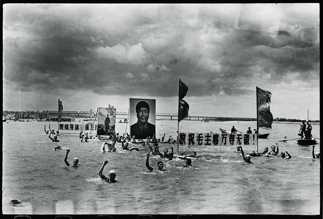 1967年7月16日，人們在松花江紀念毛澤東在長江游泳一周年。毛澤東在長江游泳，標誌著他在文革開始後重返權力位置。