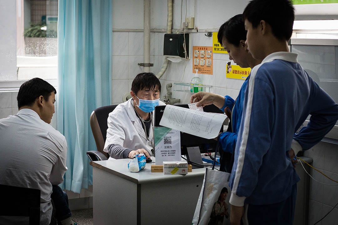 圖為深圳一間醫院內,醫生為病人診症。