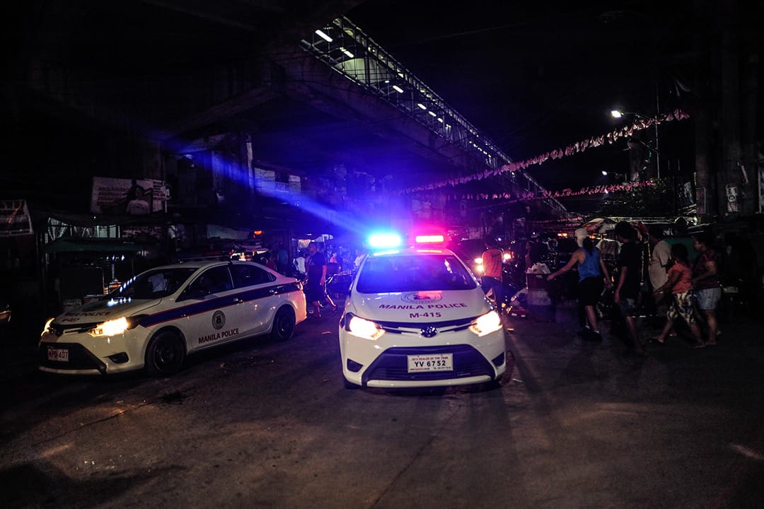 2016年6月8日,菲律宾马尼拉,警察在一个棚寮区巡逻。