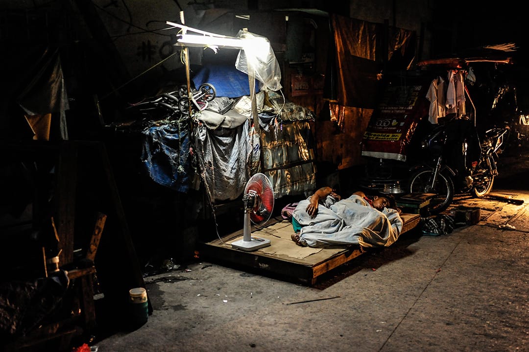 2016年6月22日,菲律宾马尼拉,两个露宿街头的男孩。