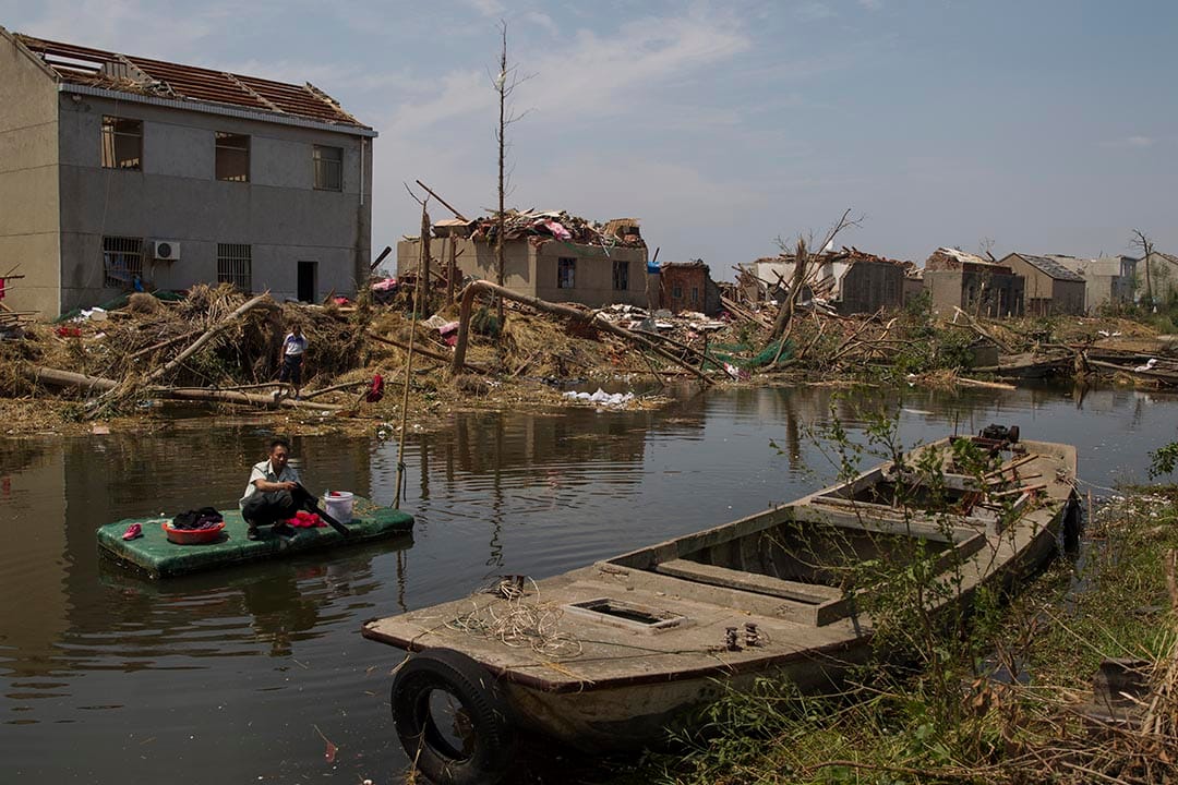 村莊「空心化」嚴重,青壯勞力外出打工,只有老人留守在村子裡。