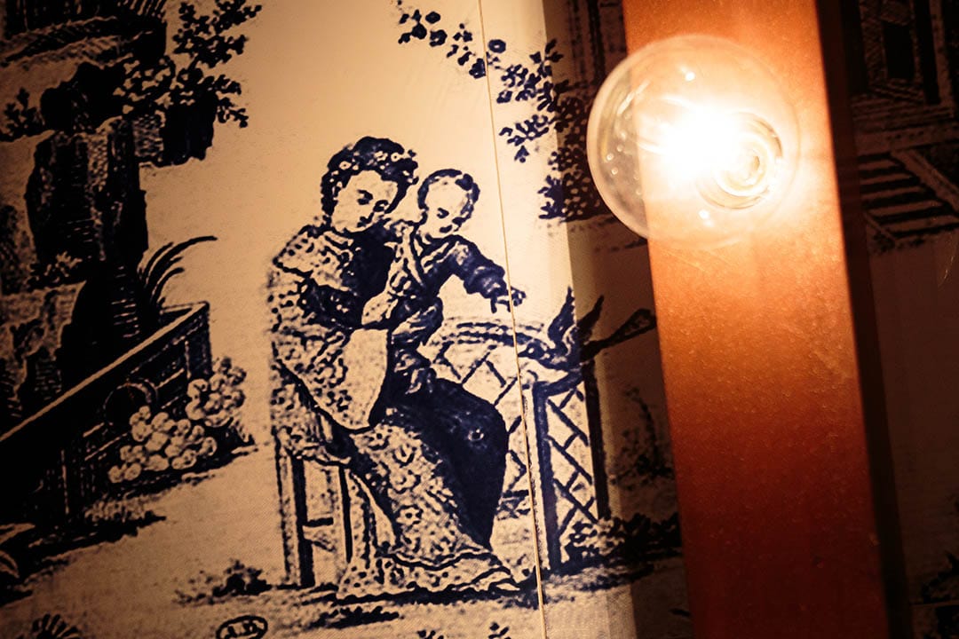 意大利餐廳208 Duecento Otto,牆上青花瓷片拼貼的中式圖案。