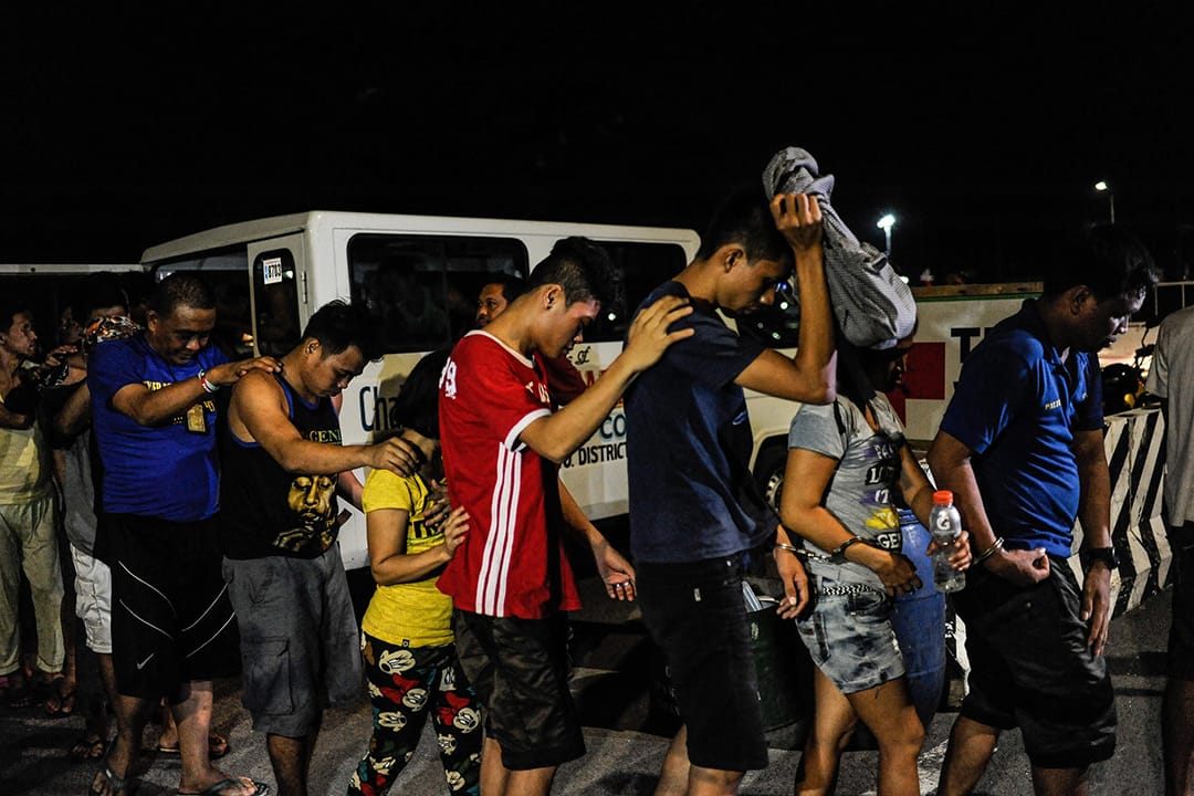 2016年6月16日,菲律宾马尼拉,警方将疑为吸毒者与毒贩拘捕。