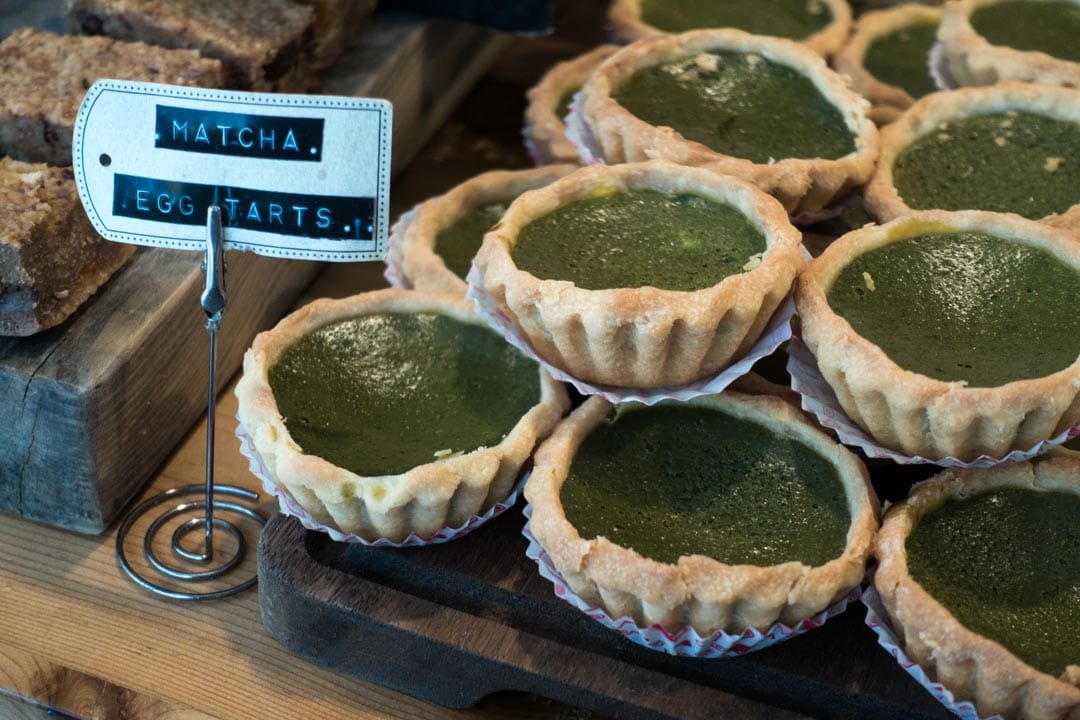 附近的蛋糕店製作的抹茶蛋撻。